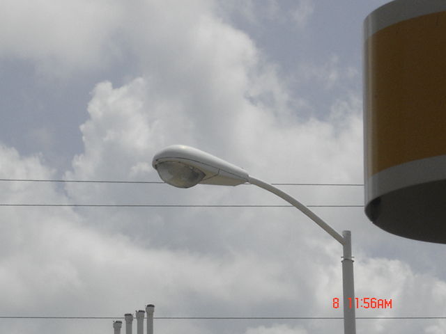 Shell Station White Tudor OV-25
lots of shell gas stations in my area have White painted tudors on short poles.
Keywords: American_Streetlights