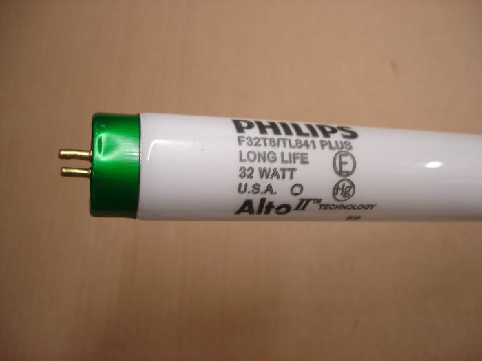 Philips F32T8
A Philips ALTO II Technology F32T8 cool white plus long life fluorescent lamp. 

Made in: USA

Manufactured: February 2015

Lamp lumens: 2800

CRI: 82

Lamp life: 30,000 hours
