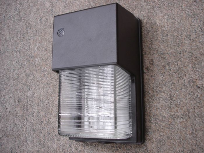 Morris 100W Mini Wall Pack
Here's a Morris 100W metal halide mini wall pack with a button Photocell and glass lens.

Manufactured: Circa 2006

Voltage: 120/208/240/277V
