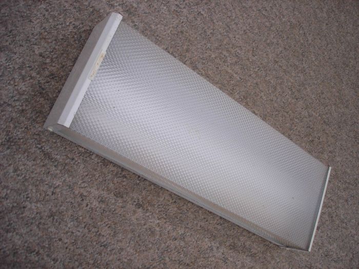 Thomas Lighting Fluorescent Fixture
A Thomas Lighting Canada 2 foot T12 wrap-around fixture.

Made in: Canada

Manufactured: February 2009

Voltage: 120V

Current: 0.58A

