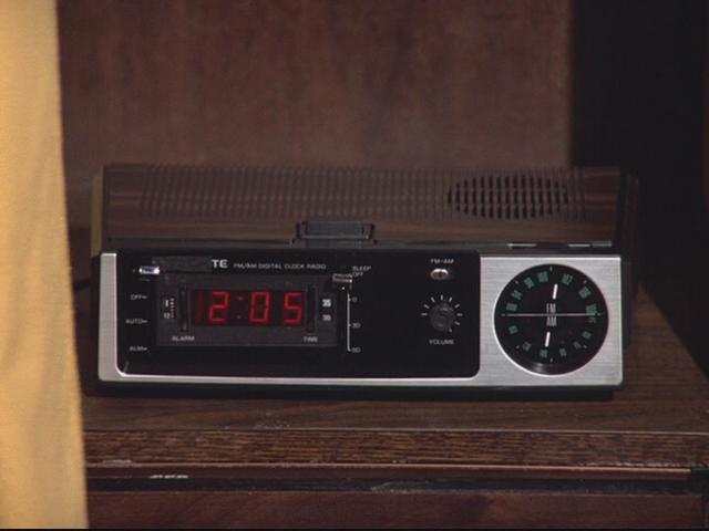 Digital Electric Clock Radio
Time index: 28:35

Socket: NEMA 1-15
Voltage: 120 Volts AC 60 Hz
Dimension: 0.7 inch
