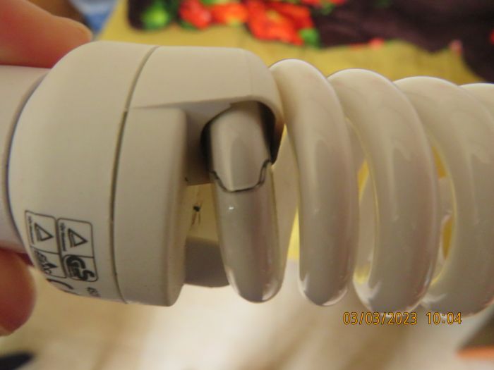 My NISKO Sunlight 15W 827 color CFL violent EOL WITH vacuum loss
[url]https://www.youtube.com/watch?v=1QyNku4xTUI[/url]
My one year old NISKO Sunlight 15W 827 color CFL at 3.3.2023, suddenly began changing brightness non-stop. Initially I thought that there are power fluctuations, but my watt meter, displayed that the voltage is fine.
So I rotated it, and seen that the lamp loosing vacuum.
Keywords: CFL EOL vacuum loss