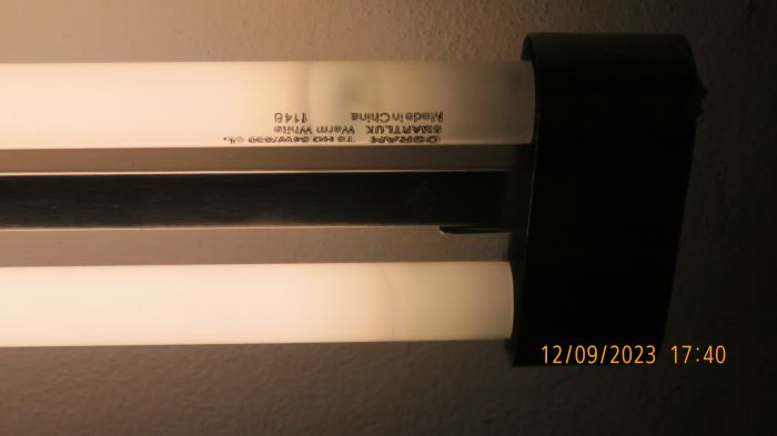 Have anyone see an end banding in a long T5 HO lamp?
Here are the two Osram Smartlux T5 54W/830 SL lamps at the kitchen of the low floor of my hostel. They now both have end banding at this end (The other ends don't have banding).
I thought that only T12, American T8, T9 circular lamps and short T5 and 15W and 30W T8 can have end banding.
I've never seen a T5 HO with an end banding.
