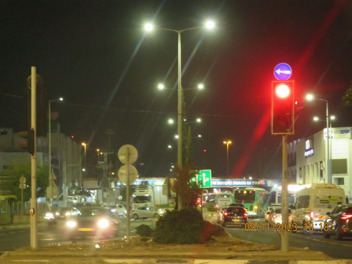 The LED lanterns at Deshanim road, working
They don't have the greenish color actually.
They looks a pale 6500K to the naked eyes.
