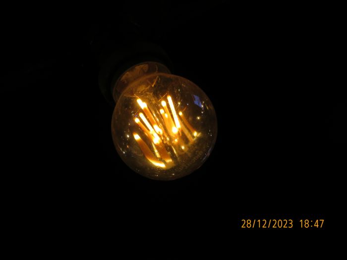 Strange failure of a LED filament lamps
At KFC, there were lots of failed LED filament lamps, where the filaments glowing only at the ends, much like a preheat fluorescent with a stuck starter.
What can cause this?
