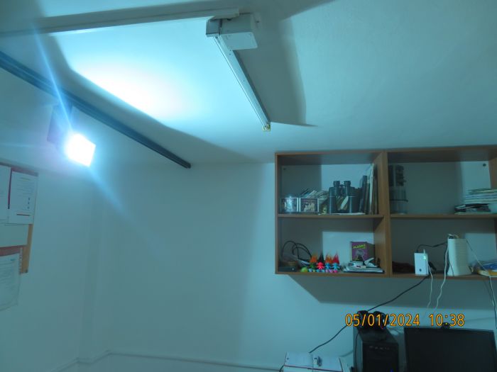 The overall color of the 70W 8000K lamp from Aliexpress
It have an impressive turquoise white light.
It had also a greenish tinge for a short time until it stabilized.
