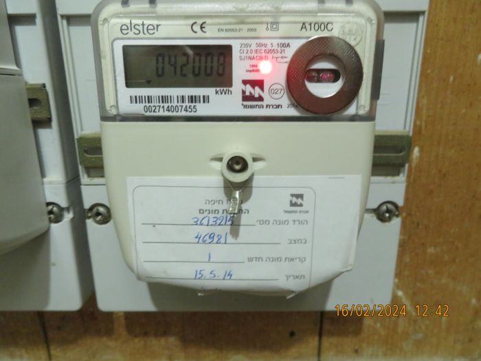 Two IR LEDs at my father electricity meter
[url]https://www.youtube.com/watch?v=_pldl7ShjAA[/url]
What is the purpose of these two IR LEDs? The right flashing with the main red LED according to the power consumption and the left don't work at all.
Also: Why the display don't displays the kWh continuously?
