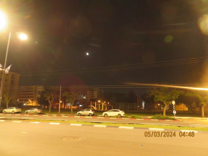 The moon at the south horizon as seen from Zevulun/Kiryat Frustig bus station
[img]https://i.postimg.cc/Nfv9mdjt/IMG-7823.jpg[/img]
It is very close to vertical position.
