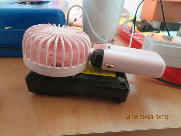 Cooling a 18650 Lithium Ion battery charger with an Aliexpress recargeable miniature fan
This charger for 18650 Li-Ion batteries, which is used for my Aliexpress 365nm LED flashlight, considerably heating during charging, so I bought an Aliexpress recargeable miniature fan to cool it.
