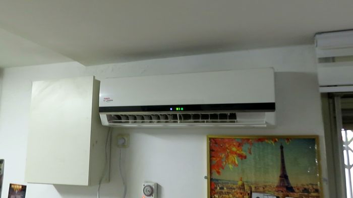 A Tadiran/Gree wall split A/C during defrosting on heating
https://www.youtube.com/watch?v=xmsoMLfX5XY
At 21.2.2023, the A/C at the low floor of my current hostel, began defrosting the outdoor coil, so I decided to see what happening in the indoor coil during the defrosting, as it may be filled with ice during this period.
