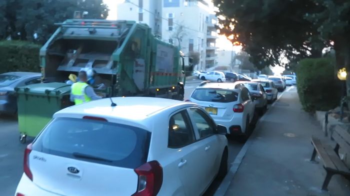 A rear loader garbage truck at Beit-Lehem street, Haifa
[url]https://www.youtube.com/watch?v=3IUHD1FuXCY[/url]
The compactor made by Alon Group, on a DAF truck.
