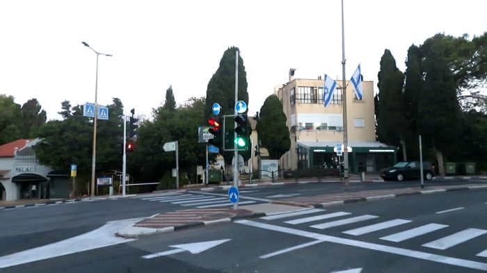 Video showing the cycle of the traffic lights at Horev/Mapu juction
[url]https://www.youtube.com/watch?v=kNkrzDPchf8[/url]

Unlike the American traffic lights, you can't go left when the traffic light for the forward lane is green. You need to wait until the traffic light for the left lane turns green to go left.
