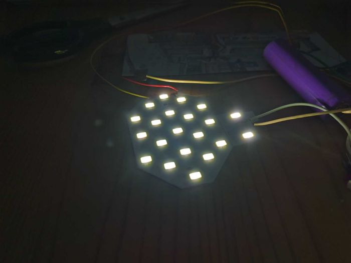 An LED component removed from a small rechargeable table lamp
中文：台灯上标称的8W，但是实测连5W都不到，事实证明该台灯严重虚标功率
English: the table lamp on the nominal 8W, but the actual measurement even less than 5W, the fact that the table lamp serious false power
