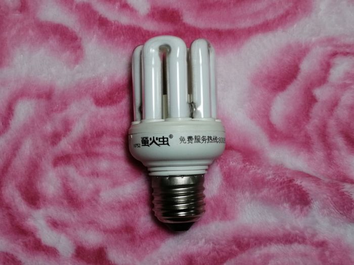 Firefly 4U 9W short CFL
中文：个头很矮，价格也很便宜，但是它是为数不多的单价10元以下且采用三基色荧光粉的节能灯
English：It is very short and the price is also very cheap, but it is one of the few energy-saving lamps with a unit price of less than 10 yuan and a three-color phosphor
