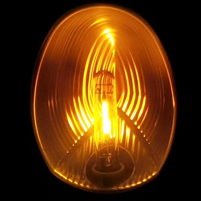 中文：在路上很多地方都有这款灯
English：This light is available in many places on the road
