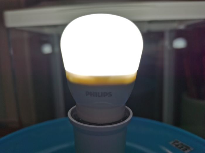 Philips E-commerce exclusive payments LED bulbs
中文：如图所示，线上版本3.5W和2.8W的尺寸一样的，灯泡很轻，寿命只有8000小时，预计实际使用10000小时
English:As shown in the figure, the online version of 3.5W and 2.8W has the same size, the bulb is very light, the life span is only 8000 hours, and the actual use is expected to be 10000 hours
