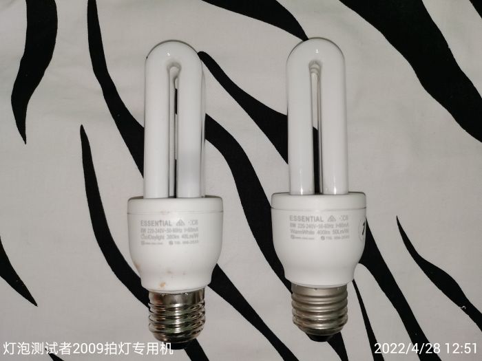 2 Philips Essential CFLs of different color temperatures in the same batch
中文：左边白光，已经坏了，从灯具上拆下来的；右边暖光，用过，但是还是好的。2个灯泡代码都是·:C6
Chinese: the white light on the left, which has been EOL, removed from the lamp; the warm light on the right, used, but still good. Both bulb codes are·:C6
