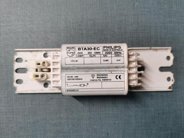 Old stock Philips BTA30-EC with broken terminals
中文：进口镇流器。由于年代久远以及保存不善，接线端子已经风化并断裂。
English: Imported ballast. Due to the age and poor preservation, the terminals have weathered and broken.
Keywords: Philips ballast BTA30EC