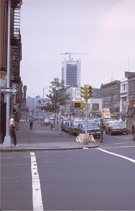 Manhattan, New York set-up
Four-way Marbelite traffic signal cluster attached to pole. This was originally at the corner of E. 125th St. and Madison Av. Manhattan, New York. Circa 1972.

It is hard to find clusters mounted on poles in New York City nowadays.
Keywords: Traffic_Lights