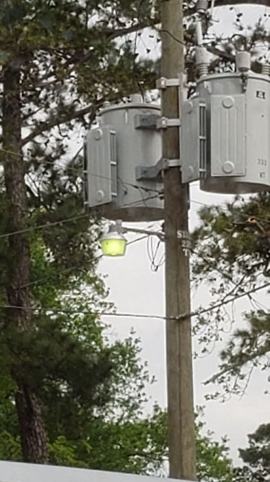 Still dayburning
Picture taken last week.

Yep, this GE 201SA NEMA head is still here and dayburning. CPE hasn't put a new P-Cell on this light, or replacing it with a HPS or LED.
Keywords: American_Streetlights