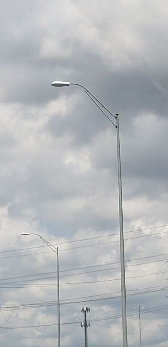 GE M400R2 FCO version 400w HPS streetlight
Picture taken yesterday.

At the Grand Parkway near I45.
Keywords: American_Streetlights
