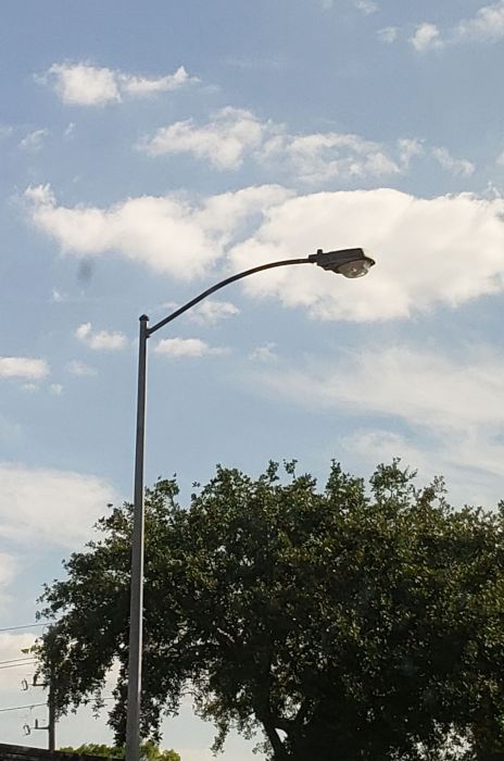 Crouse Hinds/Westinghouse 4th. Gen. OV-25
Picture taken on May 27, 2019 

At near by small business stores.
Keywords: American_Streetlights