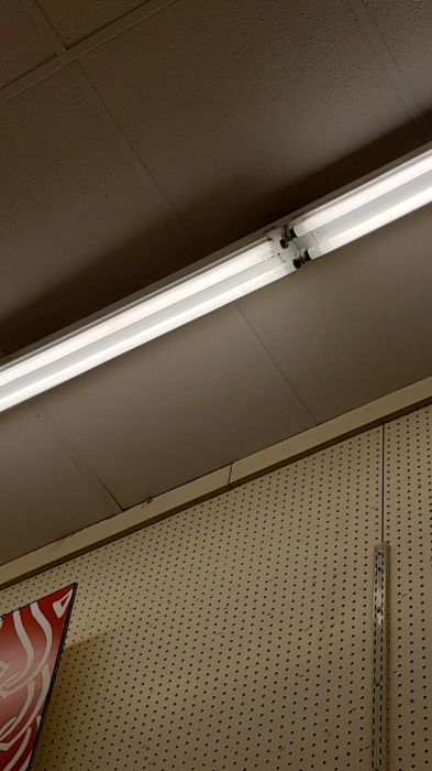 Oh boy....
Picture taken on August 17, 2019 

Well, someone didn't know how to put a fluorescent tube correctly!
Keywords: Lit_Lighting 