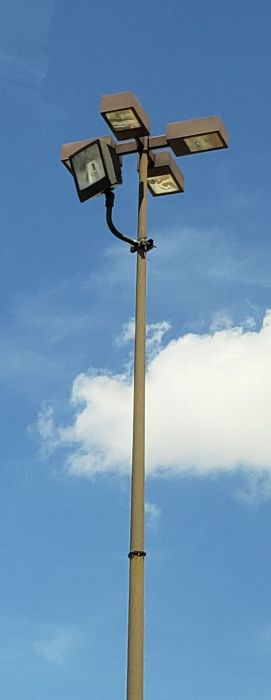 metal halide parking lot fixtures and flood light
Picture taken on August 24, 2019

At a parking lot.
Keywords: Misc_Fixtures