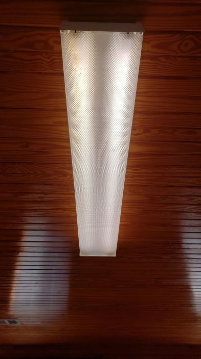 F32 T8 wraparound
At a house that is for sale.
Keywords: Lit_Lighting