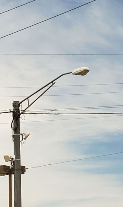 Cooper Lighting/Crouse Hinds OVS 250w HPS streetlight
At an intersection.
Keywords: American_Streetlights