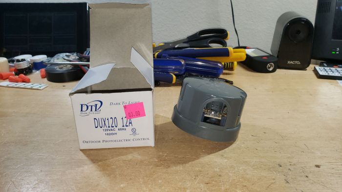 DTL DUX12012A 120v twist lock Photocontrol
A restore find for $3! It has a silicon eye.
Keywords: Gear
