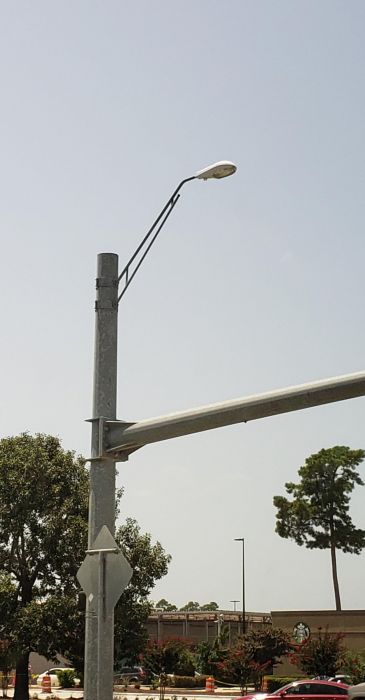 Cooper OVW 250w HPS streetlight 
At an intersection, this hasn't been replaced by a LED streetlight yet. But since TXDOT is on the verge of replacing all HID luminaries with LED ones.
Keywords: American_Streetlights