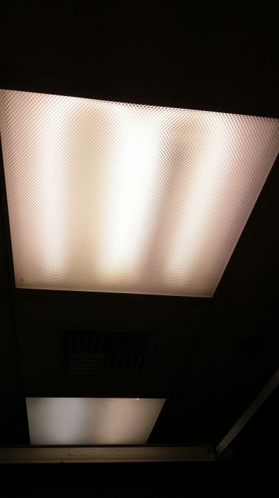 U-shaped tube fluorescent troffer
At a restroom of an Italian restaurant.
Keywords: Lit_Lighting