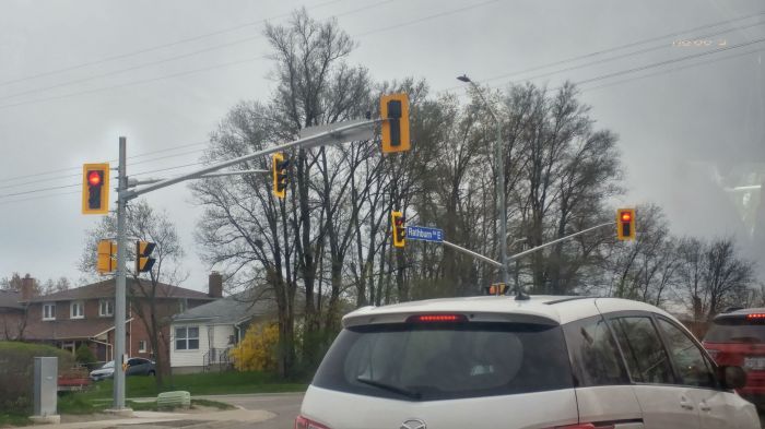 Newly Installed in Mississauga
These signals were newly installed. Note the fully black housing and the reflective backboard. I assume the LEDs used is a new EOI module.
Keywords: Traffic_lights