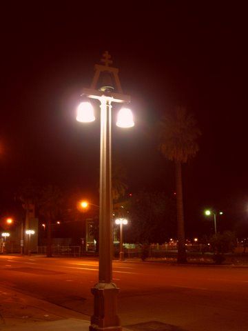 Induction Raincross
Philips QL 85w these once were incandescent, I first thout they were CMH, but saw one without the globe. This is one of the oldest streetlights in Riverside, CA
Keywords: American_Streetlights