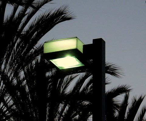 MH light with side light
I parking lot at a shopping mall in NE Long Beach,CA
Keywords: American_Streetlights