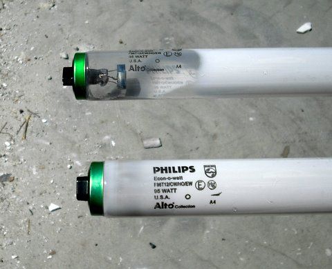 Philips Phluorescent Phailure
The top one had a bad air leak
Keywords: Lamps