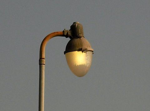 Teardrop with CFL
Looks like a rather large type CFL, about 50=65w
Keywords: American_Streetlights