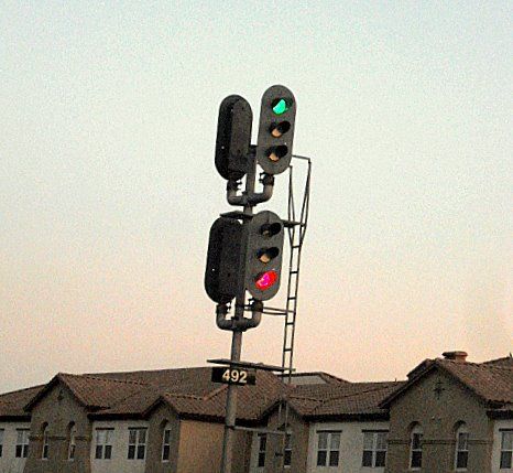 RR Signal
Trains use a reversed pattern with red on top as wellas an oval backplate
Keywords: Traffic_Lights