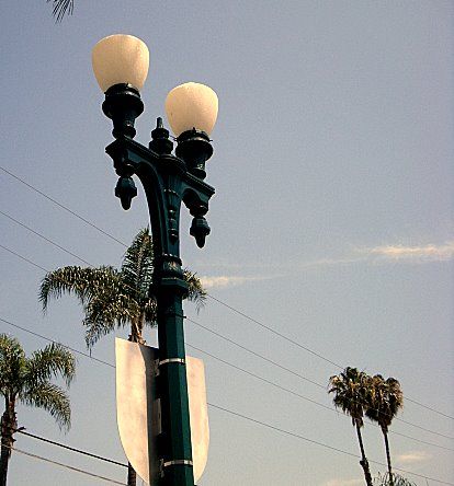 Series Incandescent Twin Acorns
Mix of Incandescent and HPS adapters in Santa Ana, CA
Keywords: American_Streetlights