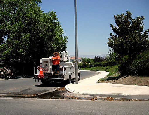 Street Light Man
City of San Bernardino electrician just relamped a HPS. He said a big problem is wire theft and is kept busy replacing wires and making the pullboxes resistant to wire theft.
Keywords: American_Streetlights