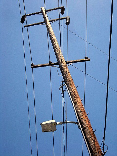 GE Flood
200w HPS on a SCE power pole, has external wiring from 120v line. 66 and 12kV lines above
Keywords: American_Streetlights