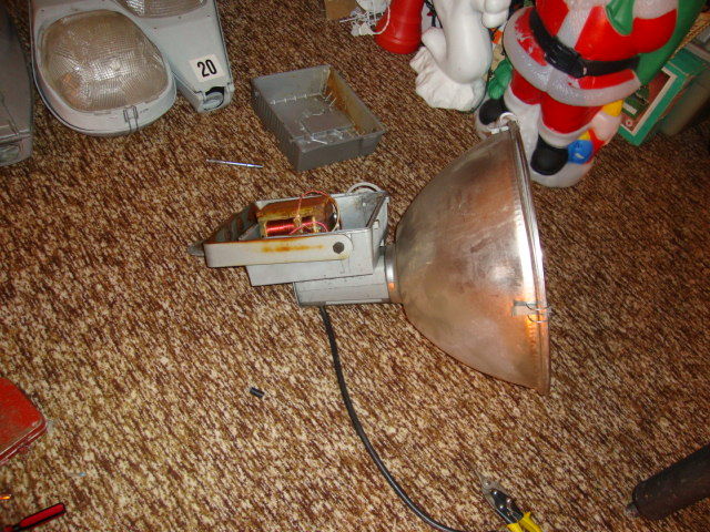 Sport Lighter Open 
Here is a shot with the ballast cover off, I had to change the tap from 277 volt to 120.
Keywords: American_Streetlights