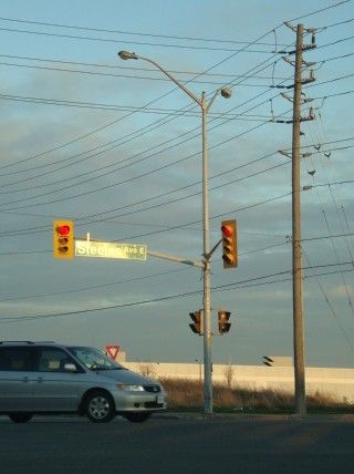 Interesting Signal Set Up 
The right turn lane has its own cobra head, something quite rare.
Keywords: American_Streetlights