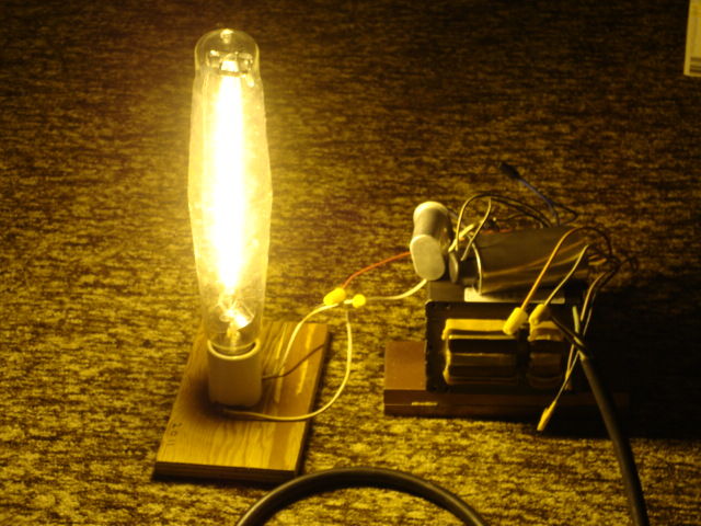 1kW HPS Lit
Here is my 1kW HPS lamp lit, it sure was bright!
Keywords: American_Streetlights