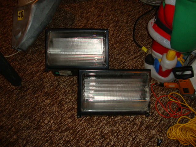 KEENE Lighting Wallpacks
I got these two 400 watt MH wall packs (or polepacks) yesterday from the same mall that the Form 400s where taken down at (and I didn't get any) They are four years old but must of been sitting in storage for three years since they only appeared last year! They both had Philips lamps (which appear to still work)
Keywords: American_Streetlights