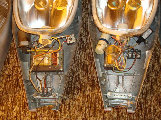 Comparing My Two OVZs
Here is a picture showing the ballast compartment, this is where the big differences are! The 250 watt HPS light on the left is from 2002 and the 150 watt HPS one on the right is from 2003. 
Keywords: American_Streetlights