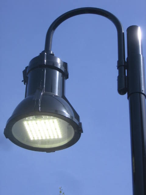 Philips Hadco TXF9 (LEDGINE LED Teardrop)
From Brockton, MA
Keywords: American_Streetlights