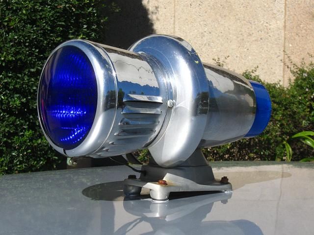 Federal Signal Model WLRG (Blue)
A really deep cobalt blue glass over the lamp. Really love that deep blue color! Absolutely gorgeous! Mechanical siren. 1960s light. No idea who made it though.
Keywords: Misc_Fixtures