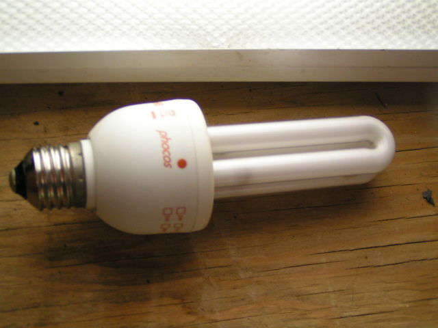 Phocos 11w 12v CFL
I remember this lamp when it was in the bathroom of a friend's place (which the Sears shoplight also came from; house has since sadly been demolished, have pics of that too)
Keywords: Lamps